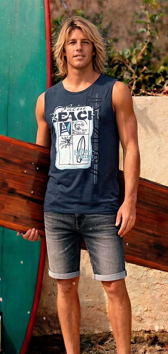Herrenmodel trägt ärmelloses T-Shirt, Dunkelblau mit Aufdruck, dunkelblaue Jeansshorts, Vorderansicht