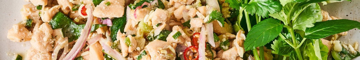 Laab aus Lachs mit Koriander, Minze und Limette auf Römersalat