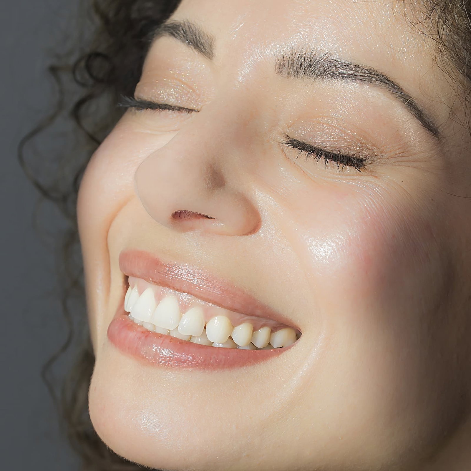 Smiling model - SPF myths