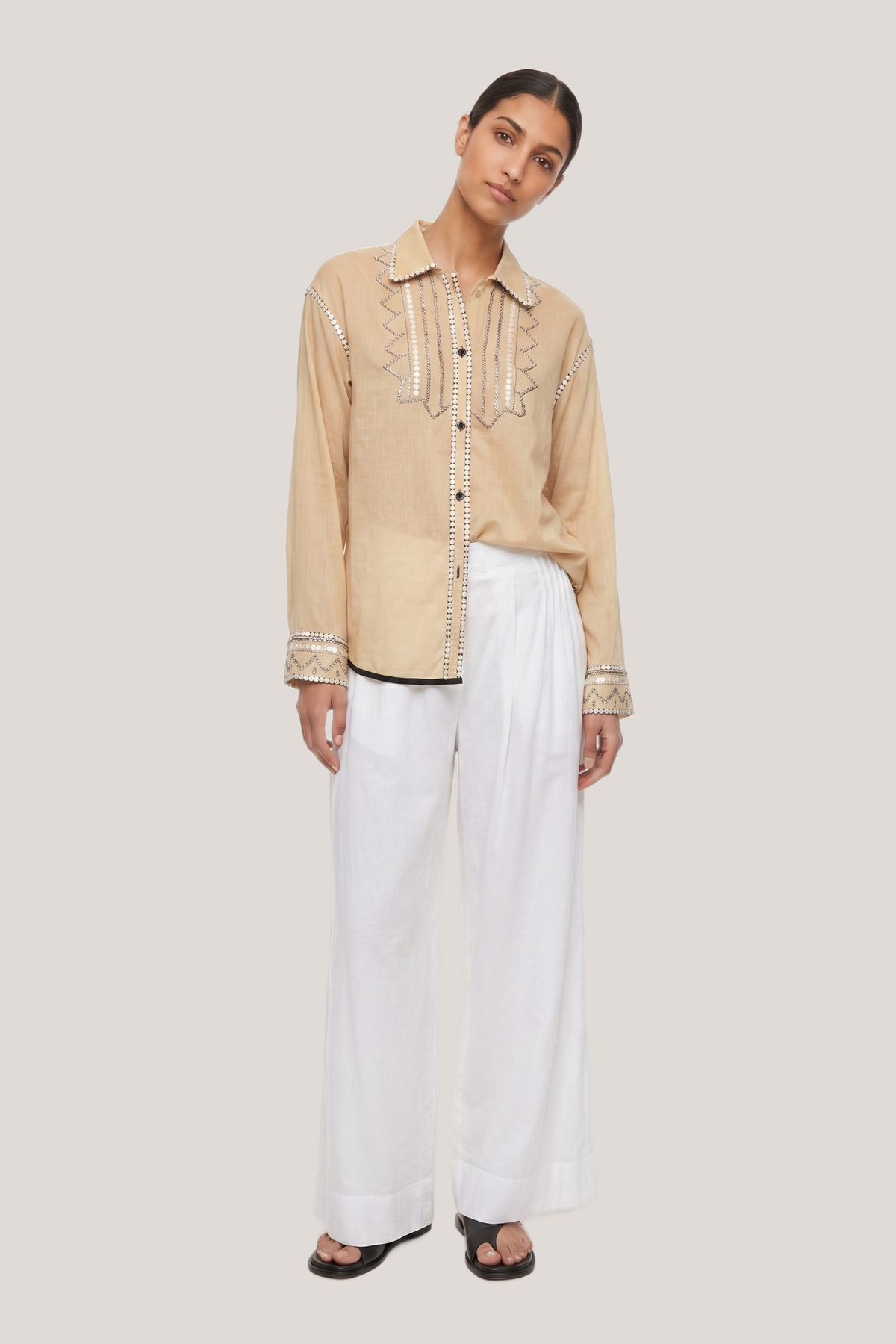 Camicia con ricami e dettagli a contrasto