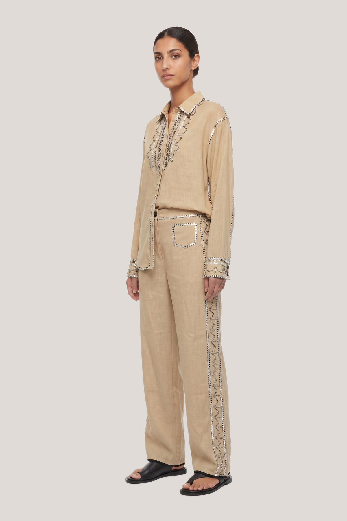 Camicia con ricami e dettagli a contrasto