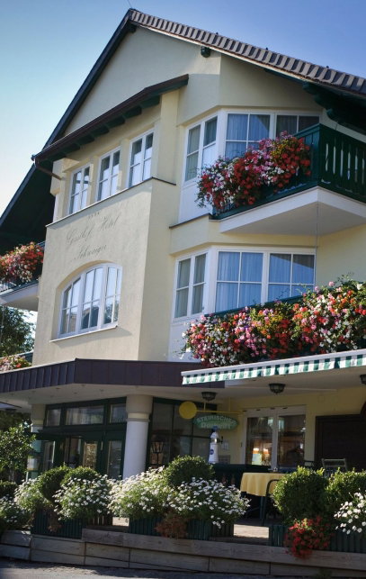 Hotel außenansicht mit blühenden Blumen an den Balkonen