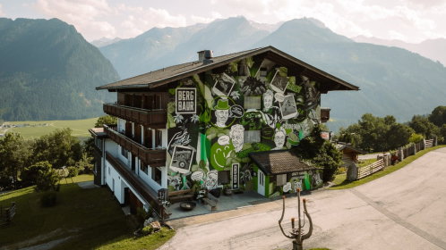 Hotel Außenansicht mit blick in die Berge