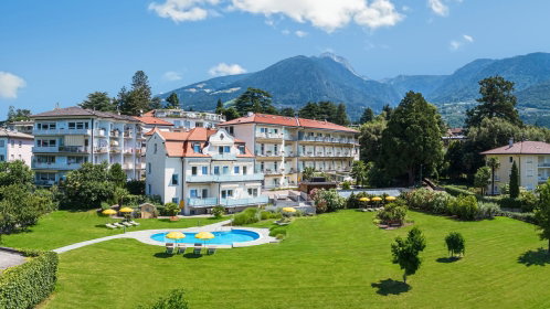 Hotel Außenansicht mit blick in die Berge