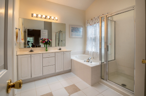10 things designers recommend removing from your bathroom to make it look TEN times better
