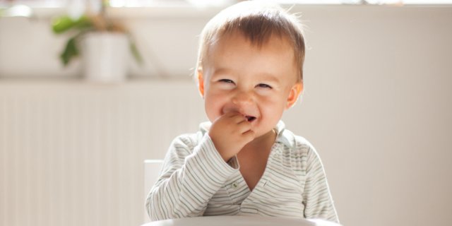 bébé-mange-légumineuses