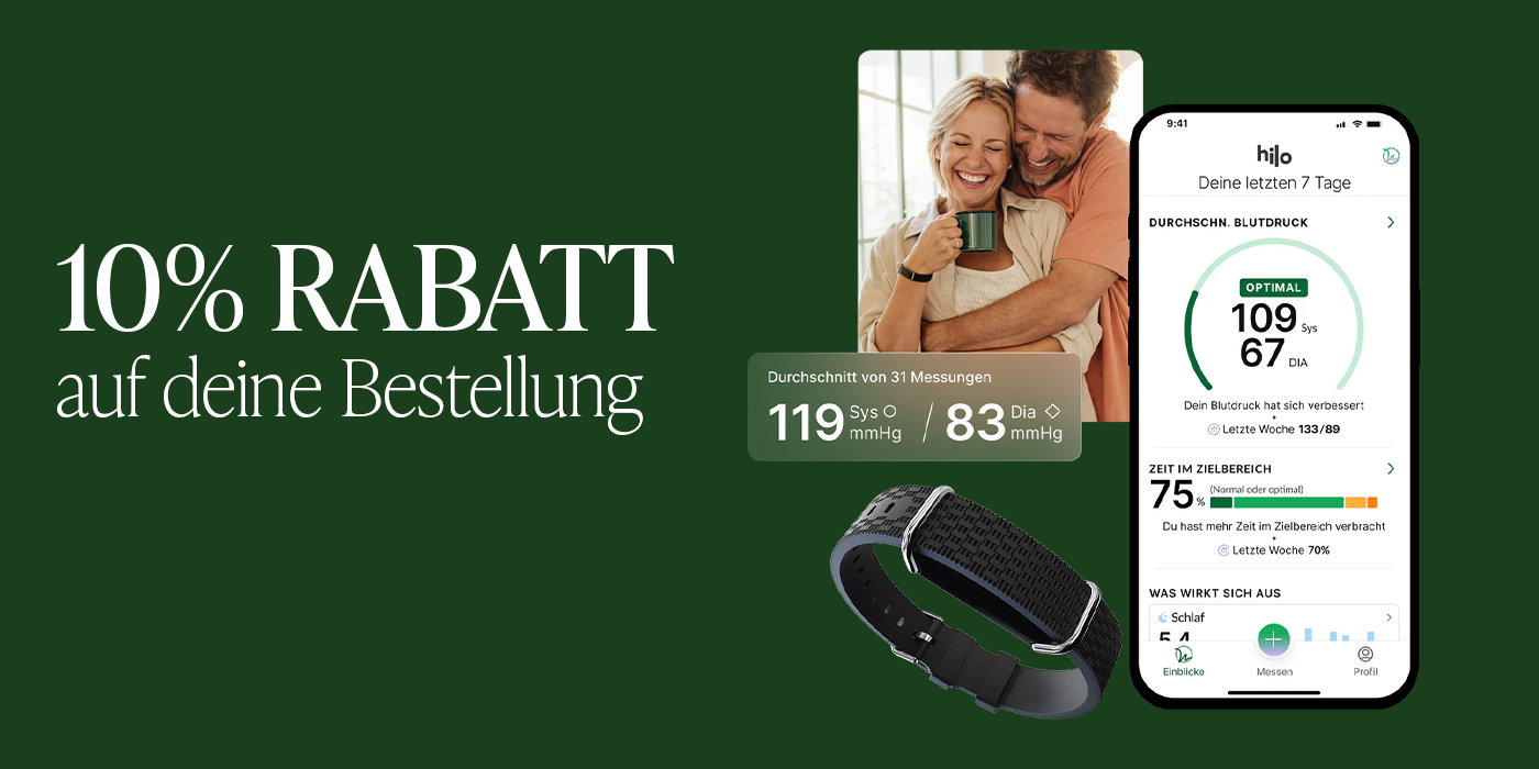 Smartwatch mit schwarzem Blutdruck-Armband neben Smartphone mit Gesundheits-App und Paar im Hintergrund
