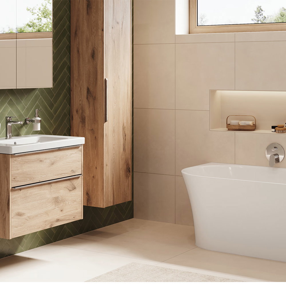Modernes Badezimmer mit freistehender Badewanne, Holzschrank und grün gekachelter Wand hinter dem Waschbecken