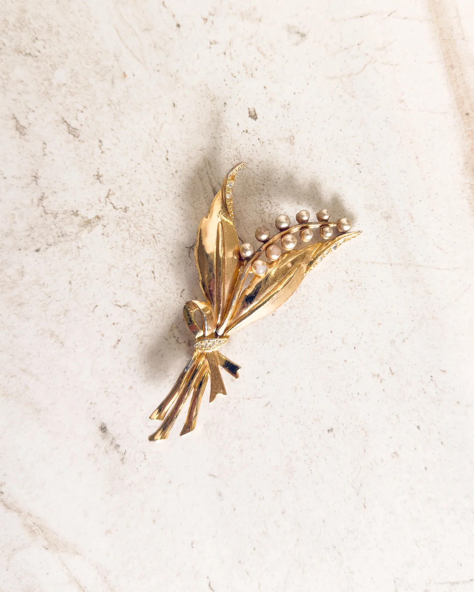Image of VINTAGE DOUBLE ROW PEARL LONG LEAF GOLD TONE BROOCH