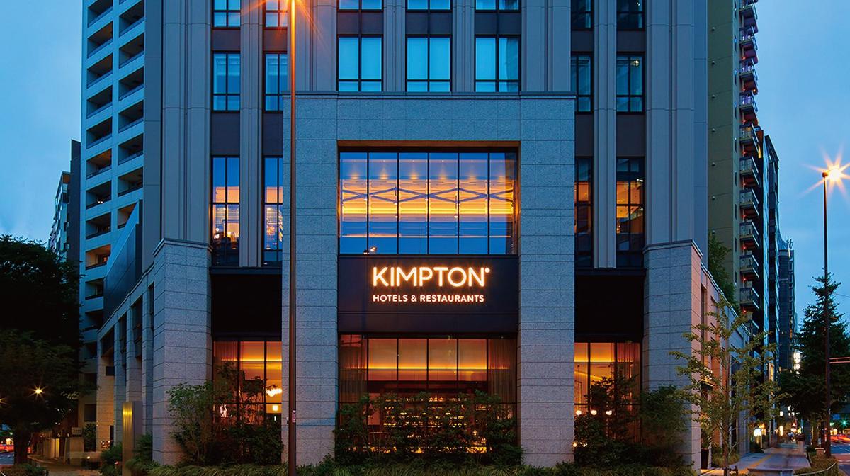 Tokyo Award-Winning Escape: Central Shinjuku Luxury with Daily Breakfast & Nightly Free-Flow Cocktails