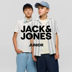 Twee jongens dragen casual zomerkleding en petten, staand naast elkaar tegen een eenvoudige lichte achtergrond.