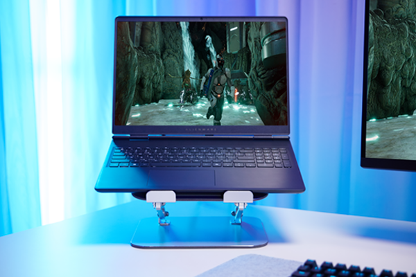 The Alienware Aurora 16 H Gaming Laptop in a light toned ecosystem featuring the AW Pro Keyboard, and aw2725dm