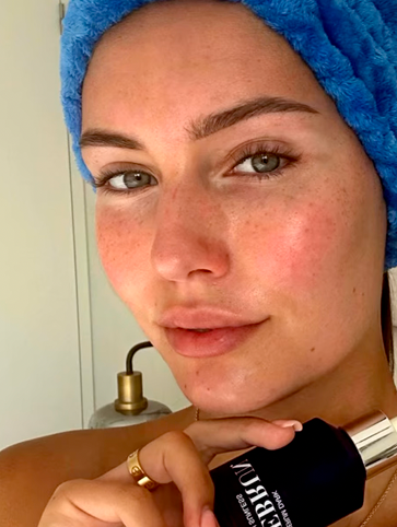 Your nightly skincare routine, with a tan built in. The lightweight serum develops into a smooth, natural-looking tan while hydrating the skin overnight.