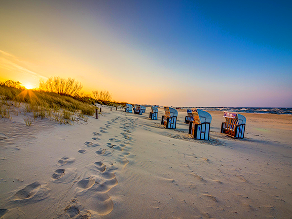 Strandkörbe an der Ostsee bei Sonnenuntergang