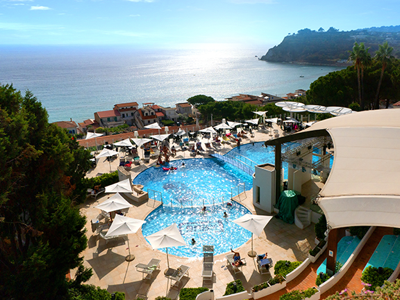 Panoramaausblick auf Pool und Meer