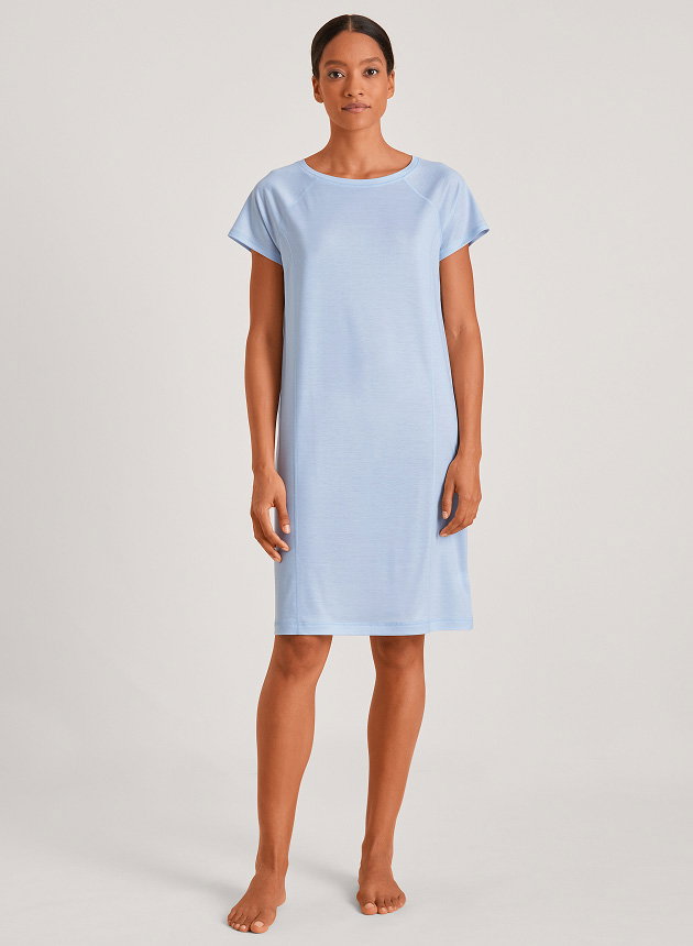 Sleepshirt with a length of 95 cm in the color “Harmony Blue” from the DEEPSLEEPWEAR COOLING collection by CALIDA.