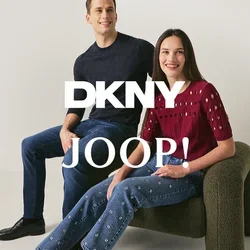 Młody mężczyzna w czarnym swetrze i jeansach oraz kobieta w czerwonej bluzce i ozdobionych jeansach siedzą na nowoczesnym, teksturowanym fotelu na tle białej ściany.