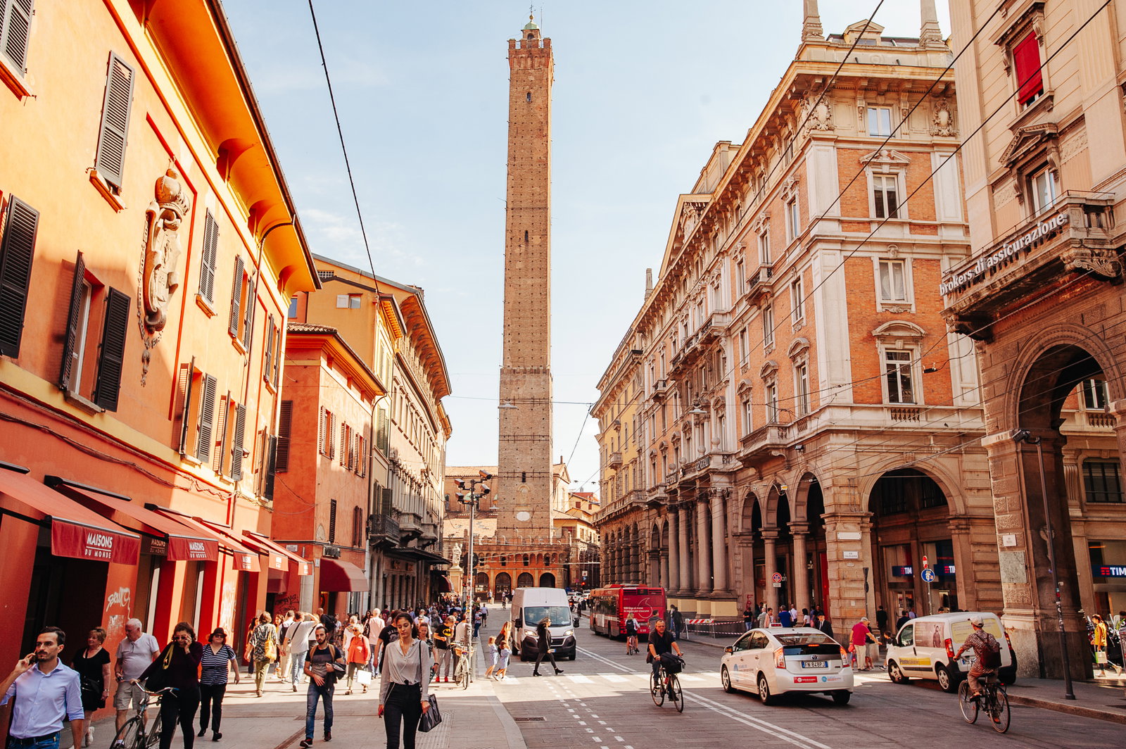 La Via Rizzoli de Bolonia con la Torre degli Asinelli al fondo y las arcadas características