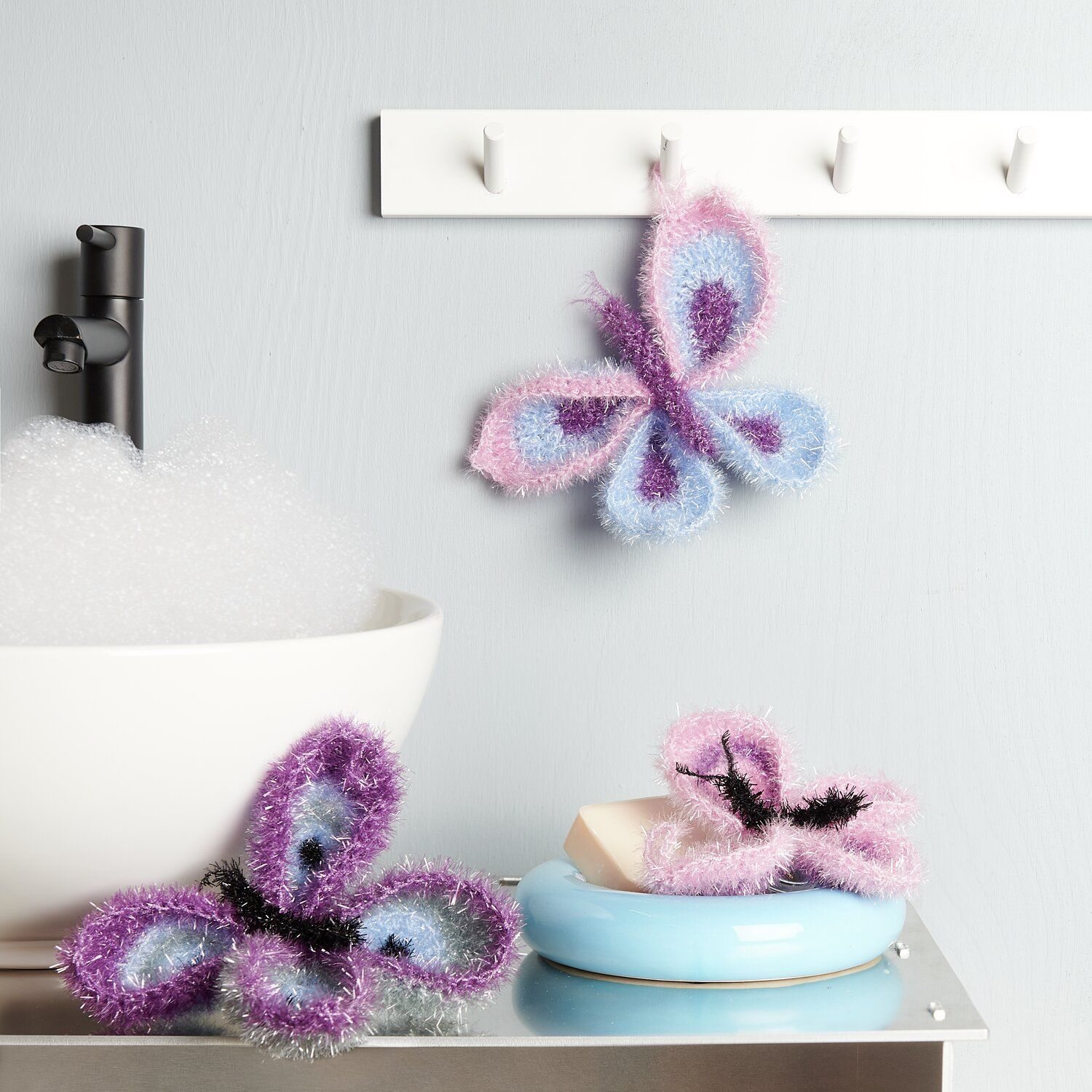 Creative Bubble Schmetterlinge lila, blau und rosa neben Waschbecken
