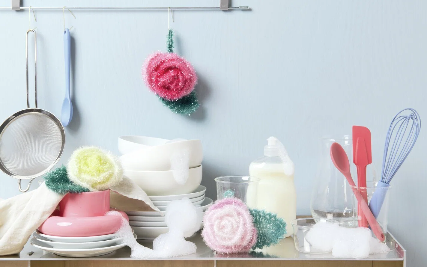 Rosen Schwammgarne aus Creative Bubble zwischen Geschirr