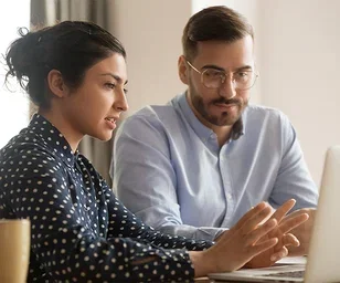 image-two-people-laptop-sitting