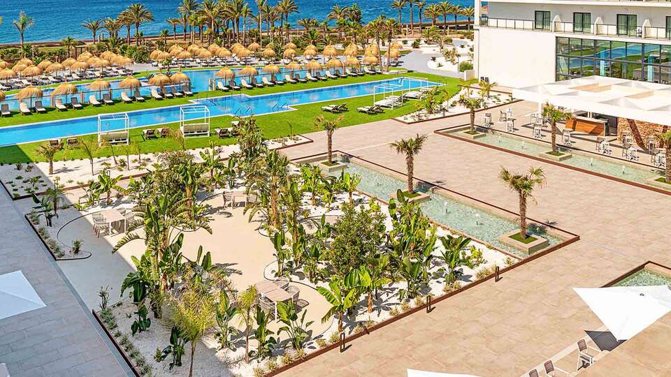 Descubre Cabo de Gata en hotel 5* con desayuno y acceso al spa