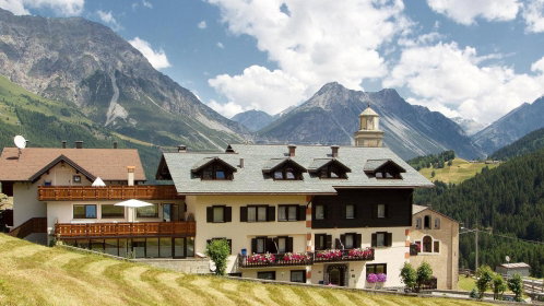 Hotel Außenansicht mit Berge im Hintergrund