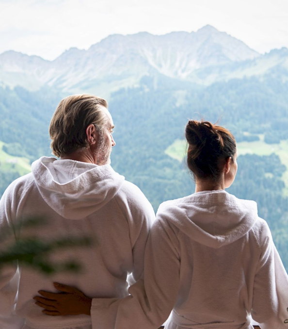 Pärchen auf Terrasse mit blick in die Berge