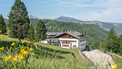 Hotel Außenansicht mitten im Grünen