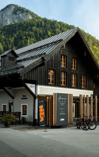 Hotel Außenansicht mit Blick in die Berge