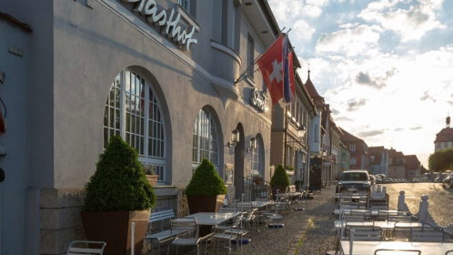 Hotel mit tischen und stühlen direkt am Stadtplatz
