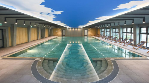 Hotel Wellnessbereich mit Pool und Liegen