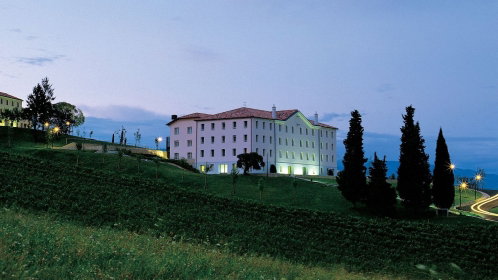 Hotel mitten im grünen bei abenddämmerung