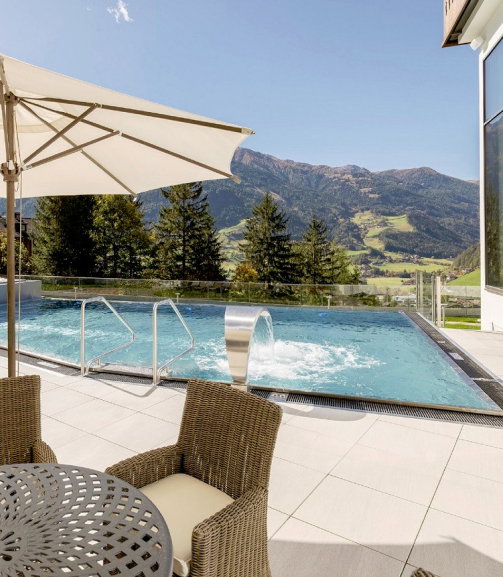 Hotel Außenpool mit blick in die Berge