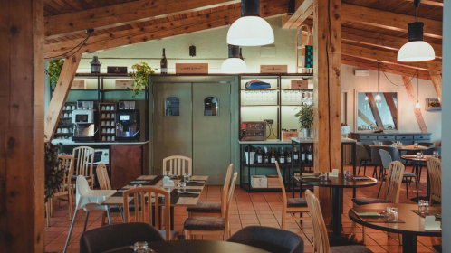 Hotel Restaurant mit Tischen und Stühlen