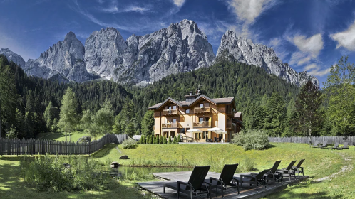 Hotel Außenansicht mit blick in die Berge