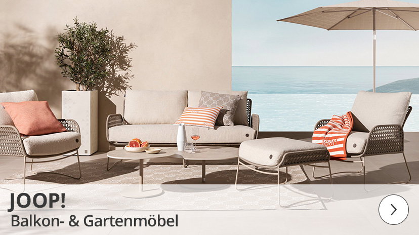 Werbegrafik für JOOP! Balkon- & Gartenmöbel vor einer Meereskulisse: Auf einer hellen Terrasse steht eine moderne Outdoor-Lounge mit beigen Polstern und filigranem Geflecht, bestehend aus einem Sofa, zwei Sesseln, einem Hocker sowie zwei runden Beistelltischen. Die Sitzgruppe ist mit orange-weiß gestreiften sowie gemusterten Kissen und Decken, einer Pflanze im hohen Pflanzkübel und einem Sonnenschirm im Hintergrund dekoriert.