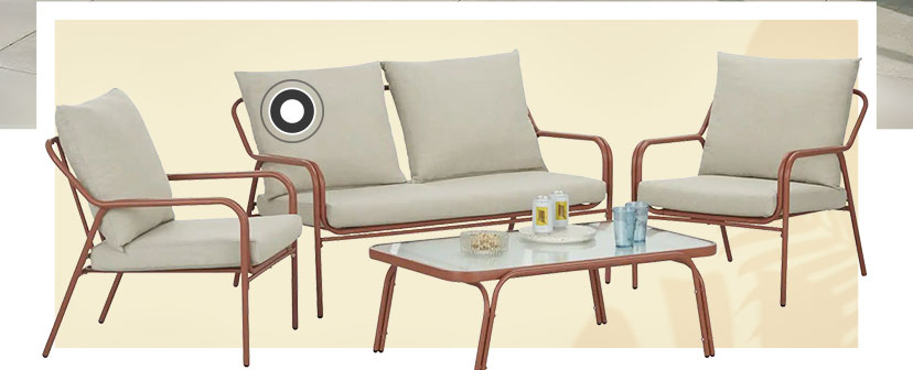 Produktfreisteller einer vierteiligen Garten-Lounge vor hellgelbem Hintergrund, bestehend aus einem 2-Sitzer-Sofa und zwei Sesseln mit rötlich-braunen Metallgestellen und beigen Polstern sowie einem passenden, rechteckigen Couchtisch mit Glasplatte im Vordergrund,