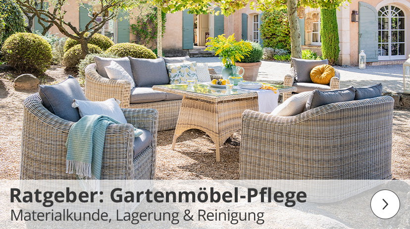 Werbegrafik mit der Aufschrift „Ratgeber: Gartenmöbel-Pflege – Materialkunde, Lagerung & Reinigung“ vor einer südländischen Gartenkulisse: Im Zentrum steht eine Sitzgruppe aus hellem Polyrattan-Geflecht, bestehend aus einem Sofa, zwei Sesseln und einem Esstisch mit Glasplatte. Die Möbel sind mit grauen Polstern sowie dekorativen Kissen, Decken und Geschirr ausgestattet. Im Hintergrund ist ein mediterranes Haus mit hellblauen Fensterläden, umgeben von Bäumen und Buchsbäumen, zu sehen.