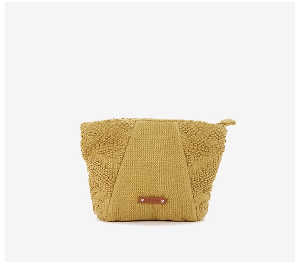 Bolsos de tela texturizada.