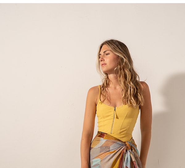 Bordados étnicos, rafia y accesorios que acompañan el verano con naturalidad. Neceseres, pañuelos y piezas ligeras para crear un look relajado y cuidado al detalle. COMPLETA
