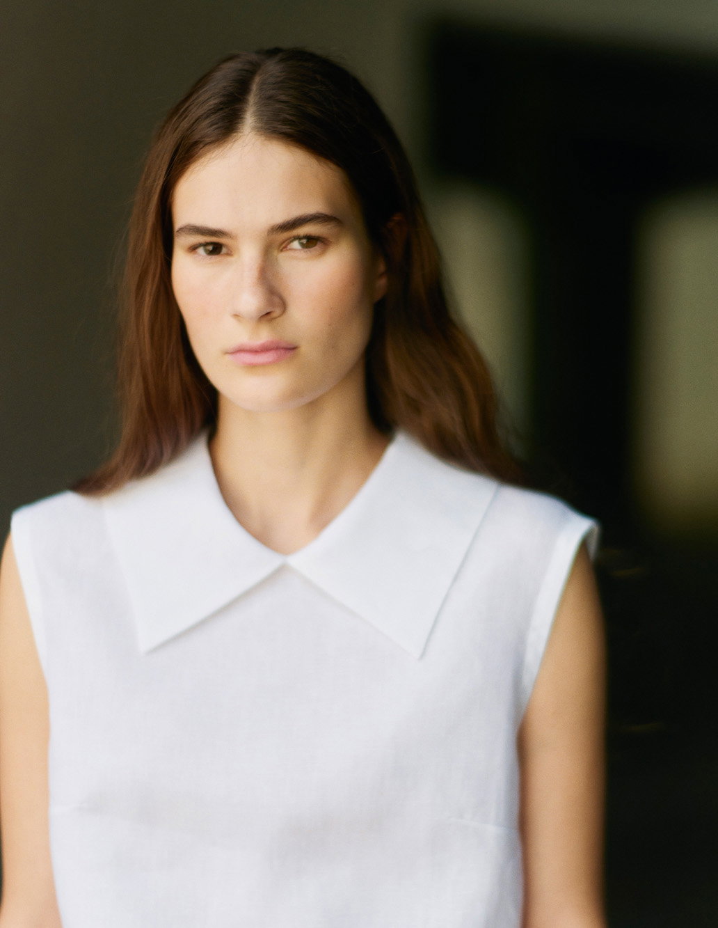 White sleeveless linen shirt with oversized collar