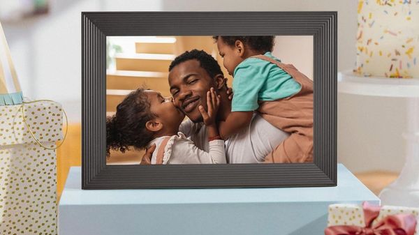 Ce cadre photo Aura garde les souvenirs de famille à portée, sur Amazon