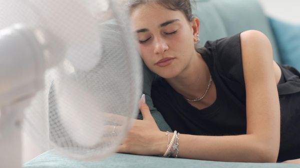 Dormir avec un ventilateur ou la climatisation, une bonne idée?