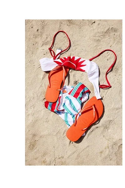 Top bikini printed with sun with Havaianas flat sandals