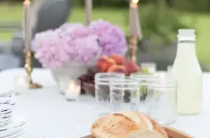 This stunning idea with hydrangeas is what you'll want to have on your table this summer