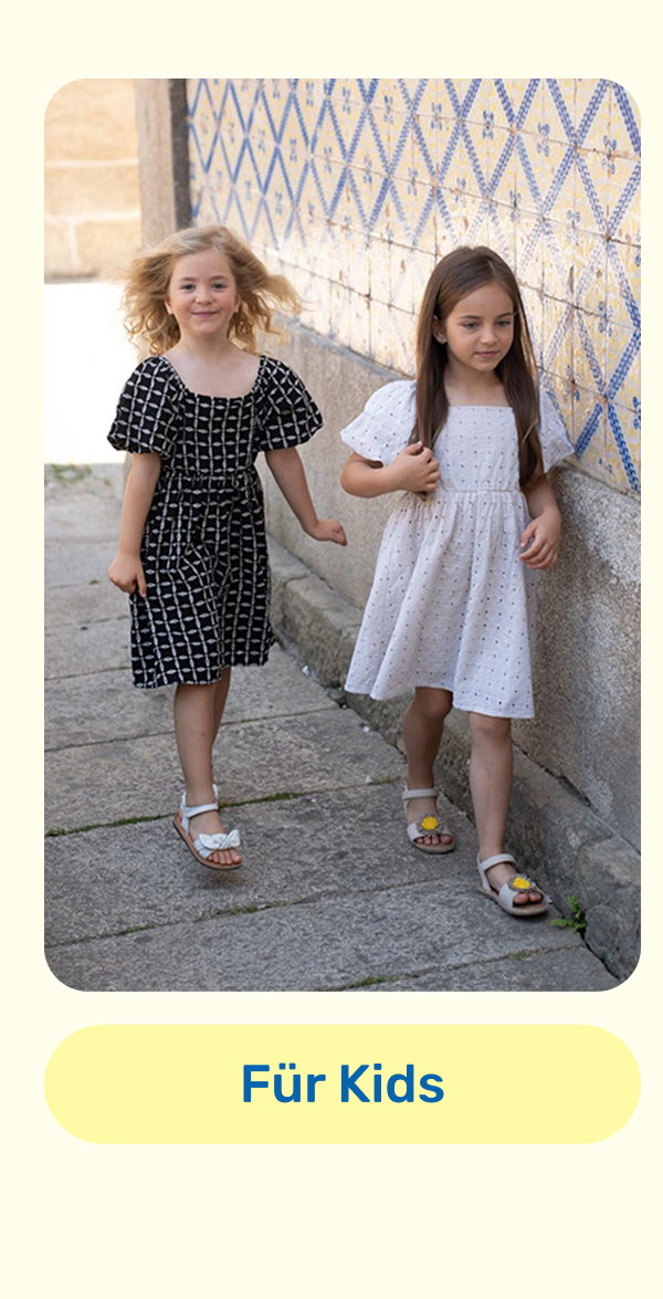 Zwei Mädchen in Sommerkleidern vor Kachelwand. Button: Produkte für Kids.