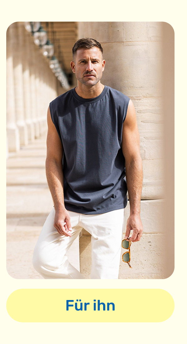 Braunhaariges Model im Tankshirt und weißer Hose vor Säulengang. Button: Produkte für ihn.