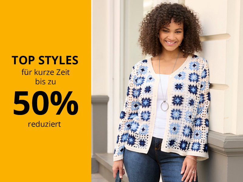 Ein Werbebanner mit dem Text: TOP STYLES für kurze Zeit bis zu 50% reduziert. Außerdem ist ein Model abgebildet, sie trägt eine Strickjacke in Häkel-Optik in ecru-jeansblau