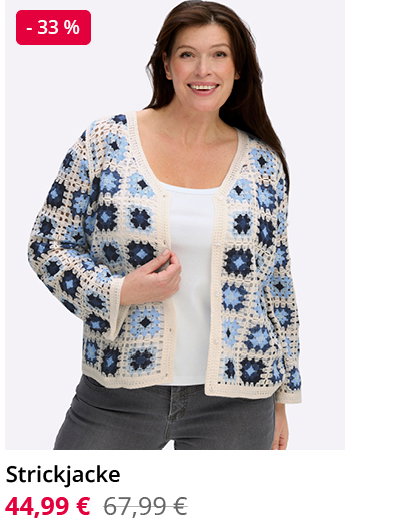 Ein Model trägt eine Strickjacke in Häkel-Optik in ecru-jeansblau. Preisreduktion -33 % von 67,99 auf nun 44,99